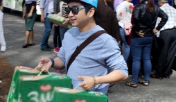 Bằng Cường nhiệt tình giúp đỡ bà con trong chuyến đi từ thiện